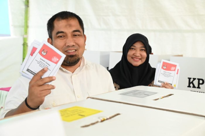 Pj Bupati Aceh Besar Muhammad Iswanto SSTP MM bersama Istri menggunakan hak pilih atau mencoblos di TPS 01, di halaman Masjid Gampong Gani, Kecamatan Ingin Jaya, Aceh Besar, Rabu (14/2/2024).
