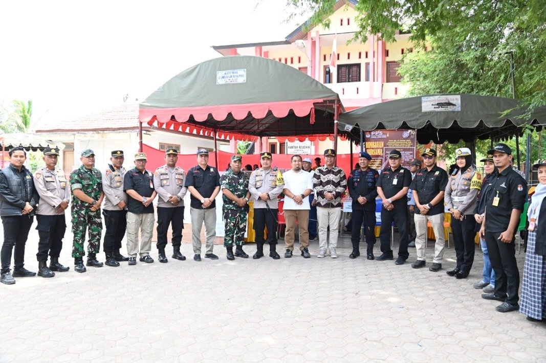 Pj Bupati Aceh Besar, Muhammad Iswanto, S.STP, MM foto bersama saat meninjau pelaksanaan KPPS 2024 di Gampong Lambarih Bakmee, Kecamatan Suka Makmur, Aceh Besar, Rabu (14/02/2024).