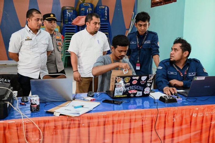 Pj Bupati Aceh Besar, Muhammad Iswanto, S.STP, MM bersama Camat Darul Imarah, M Basir, SSTP, MSi memantau input data hasil Pemilu 2024, di Aula Kantor Camat, Kecamatan Darul Imarah, Aceh Besar, Kamis (16/02/2024).