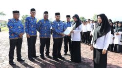 Penjabat Bupati Aceh Besar Muhammad Iswanto S.STP MM menyerahkan Surat Keterangan perpanjangan Guru Pegawai Pemerintah dengan Perjanjian Kerja (PPPK) dan Guru Kontrak jajaran Dinas Pendidikan dan Kebudayaan Kabupaten Aceh Besar, Senin (19/2/2024).