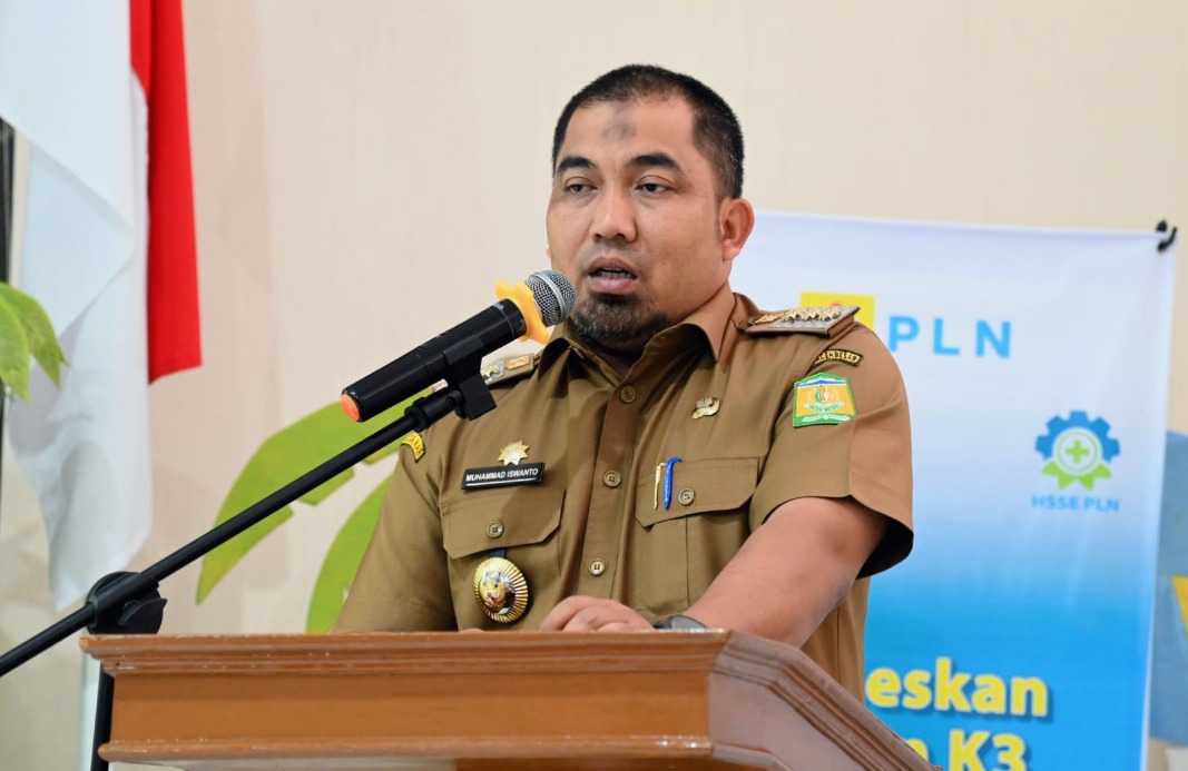 Pj Bupati Aceh Besar, Muhammad Iswanto S.STP MM memberikan kata sambutan dalam acara Penandatanganan Perjanjian Kerjasama dengan PLN UP3 di Kantor PLN UP3, Merduati, Banda Aceh, Selasa (27/02/2024).