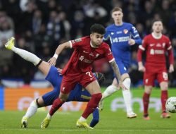 Luis Diaz Persembahkan Trofi untuk Orang Tuanya