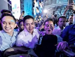 Momen Gibran Digendong Mayor Teddy di Istora Senayan