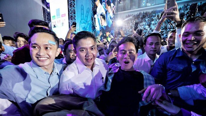 Momen menarik terjadi saat cawapres nomor urut 2 Gibran Rakabuming hadir di Istora Senayan. Saat itu, Gibran digendong ajudan Prabowo Subianto, Mayor Teddy. (dok Ist)