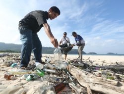 FJL Aceh Bersihkan Sampah Internasional di Pantai Balu, Pulo Aceh