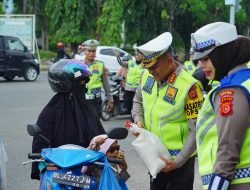 Dirlantas Polda Aceh Berbagi Takjil Berbuka kepada Pengendara