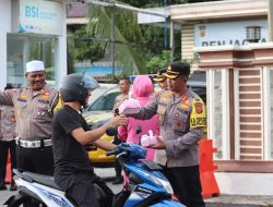 Polres Aceh Selatan bagi Takjil kepada Masyarakat 