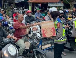 Bagi-Bagi Takjil kepada Pengendara, Dirlantas Polda Aceh: Berkah Ramadan dan Bukti Nyata Polantas Hadir