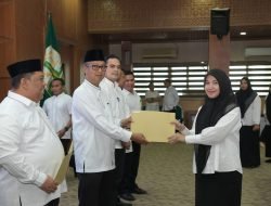 Pemerintah Aceh Serahkan SK Tenaga Kontrak
