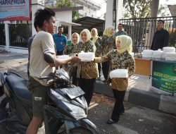 Ketua IAD Daerah Banda Aceh Bagi-bagi Takjil 