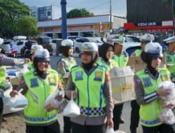 Dirlantas Polda Aceh bersama IMBI Bagikan Takjil dan Beras kepada Pengendara