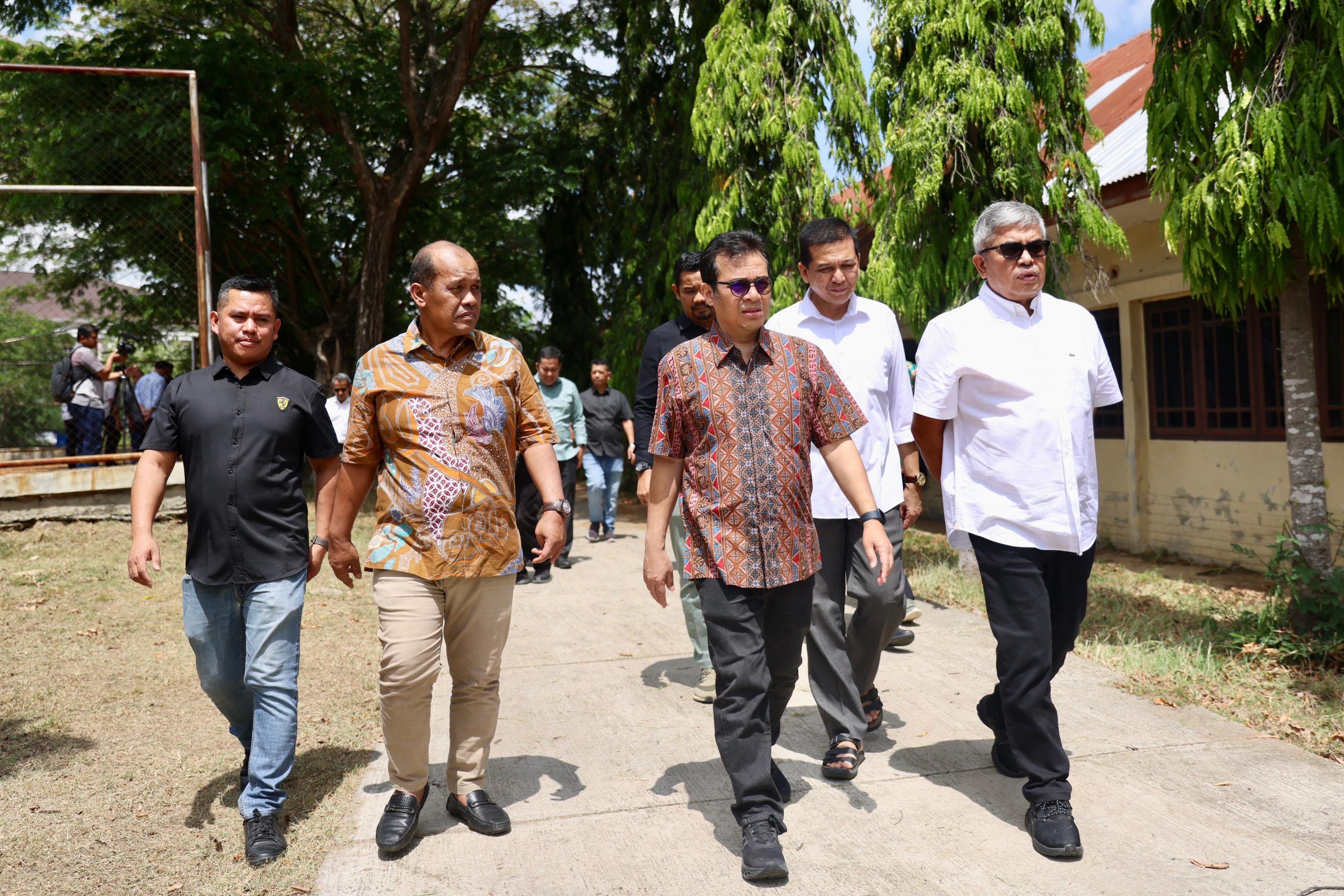 Penjabat Gubernur Aceh, Bustami, SE, M.Si, mendampingi mendampingi Wakil Menteri Menteri Komunikasi dan Informatika RI, Nezar Patria, meninjau bakal lokasi Youth Creative Hub Aceh, di Komplek Dinas Koperasi - Usaha Kecil Menengah, Jumat, 29/3/2024 Jam 11-11:30