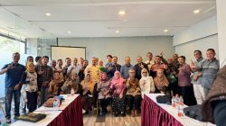 Foto bersama saat kunjungan Komite Pengarah National Initiatives for Sustainable & Climate Smart Oil Palm Smallholders (NISCOPS) ke Aceh Timur, Jumat (1/3/2024).