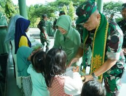 Danrem 012/TU dan Ketua Persit Berbagi Kebahagiaan dengan Anak Yatim