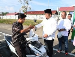 Pj Bupati Aceh Besar Bersama Pimpinan Bank Aceh Jantho Bagikan 200 Takjil