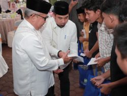 Pj Gubernur Aceh Bersama Pj Bupati Aceh Besar Santuni 25 Anak Yatim