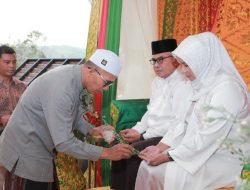 Pemkab Aceh Besar Peusijuek Pj Gubernur Aceh