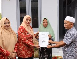 Ketua TP PKK Aceh Serahkan Rumah Bantuan DWP untuk Nek Salamah
