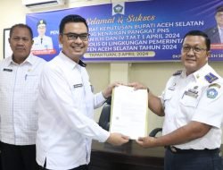 PJ Sekda Aceh Selatan Serahkan SK Kenaikan Pangkat PNS