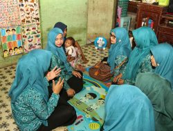 Pj Ketua TP PKK Kota Sabang sapa dan Berikan Bantuan kepada Anak Stunting 