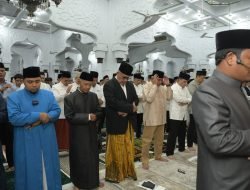 Pj Gubernur Aceh dan Forkopimda Shalat Ied Bersama Ribuan Jama’ah di Masjid Raya Baiturrahman