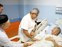 Pj Gubernur Besuk Ulama Abu Ishak Lamkawe yang Dirawat di RSUDZA