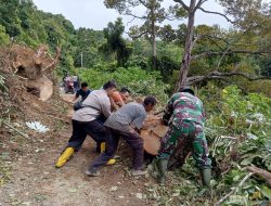Polri Bersama Warga Gotong Royong Bersihkan Material Longsor