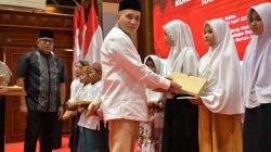 Ketua Umum KONI Aceh, Kamaruddin Abubakar yang akrab disapa Abu Razak santuni anak yatim yang diadakan di Anjong Mon Mata, Komplek Pendopo Gubernur Aceh, pada Rabu (3/4/2024). [Foto: Kahar]