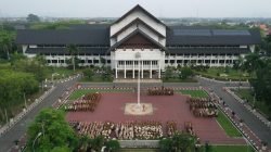Pj Gubernur Aceh, Bustami SE, M.Si memimpin apel perdana setelah libur Idul Fitri di Lingkup Setda Aceh dan BPKA di Halaman Kantor Gubernur Aceh, Selasa 16/4/2024