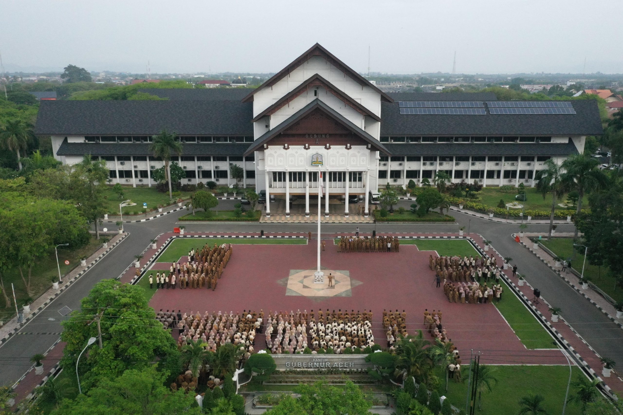Pj Gubernur Aceh, Bustami SE, M.Si memimpin apel perdana setelah libur Idul Fitri di Lingkup Setda Aceh dan BPKA di Halaman Kantor Gubernur Aceh, Selasa 16/4/2024