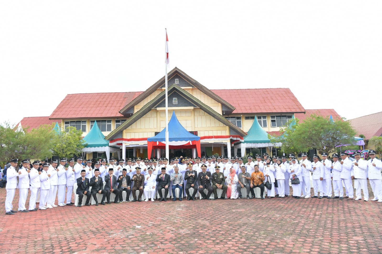 Pj. Gubernur Aceh, Bustami, SE. M. Si Menjadi Inspektur Upacara Peringatan Hari Ulang Tahun (HUT) Kabupaten Aceh Singkil ke-25 diHalaman Kantor Bupati Aceh Singkil, Sabtu, 27/04/2025.
