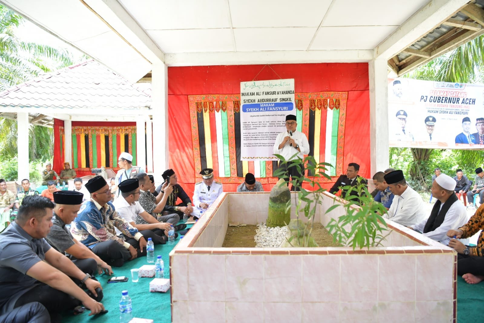 Pj. Gubernur Aceh, Bustami, SE. M. Si bersama Ketua DPR Aceh, Zulfadli, Pj. Bupati Aceh Singkil, Drs. Azmi menghadiri Ziarah di Makam Ali Fansuri Ayahanda Syekh Abdurrauf As Singkili di Dusun Uruk Datar Desa Tanjung Mas, Kabupaten Aceh Singkil, Sabtu, 27/04/2024.