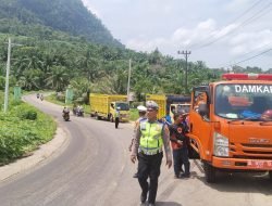 Satlantas Polres Aceh Selatan bersihkan Tumpahan Minyak