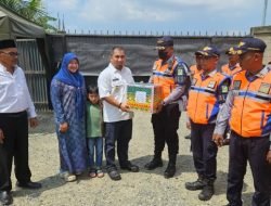 Pj Bupati Bagikan Paket Lebaran untuk 38 Personil Dishub Aceh Besar