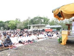 Pj Bupati Iswanto Shalat Ied Bersama Ribuan Warga Kota Jantho di Lapangan Bungoeng Jeumpa