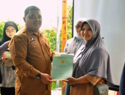 Wakili Pj Bupati, Sekda Aceh Besar Serahkan Sertifikat Retribusi Tanah