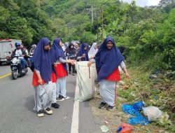Pungut Sampah Jalan Takbir, Siswa SMPIT Cendikia Takengon Diapresiasi