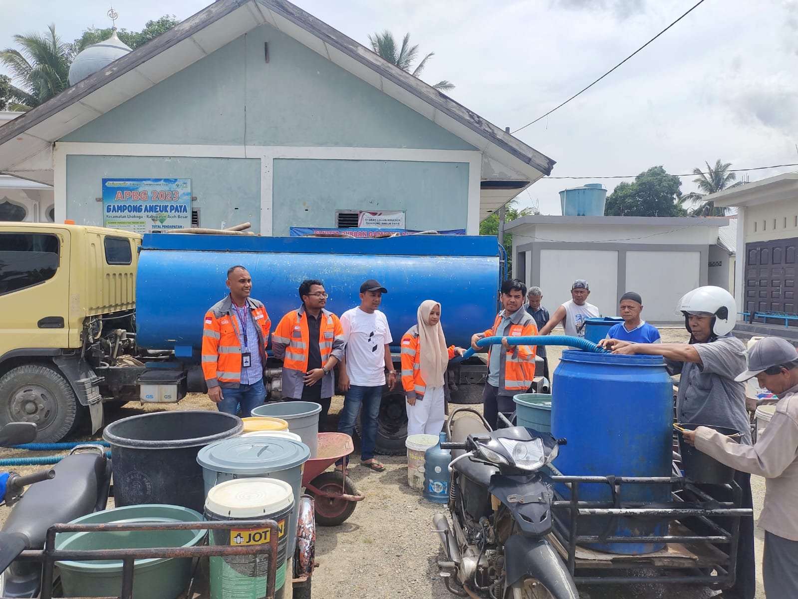 Comrel Coordinator SBA, Dewi Hawati bersama tim dan Sekretaris Desa Aneuk Paya, Zulkarni menyuplai air bersih kepada warga gampong Aneuk Paya, Kec. Lhoknga, Kab. Aceh Besar, 16 Mei 2024.