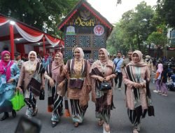 Pj Ketua TP PKK dan Istri Pj Sekda Suport Langsung Kontingen Aceh