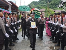 Beri Penghormatan Terakhir, Kapolres Aceh Selatan Pimpin Upacara Pemakaman Anggota Polri