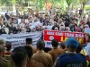 Pedagang Kaki Lima Pasar Aceh Demo di Depan Kantor Walikota