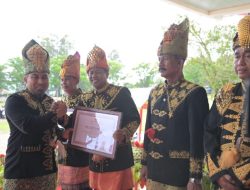 Sukseskan Pileg dan Pilpres, Pj Bupati Iswanto Serahkan Penghargaan untuk Forkopimda Aceh Besar