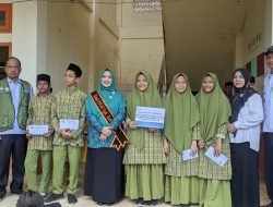 Pj Ketua TP-PKK Serahkan Bantuan Pendidikan dan Bantuan Fakir Uzur di Ladang Rimba