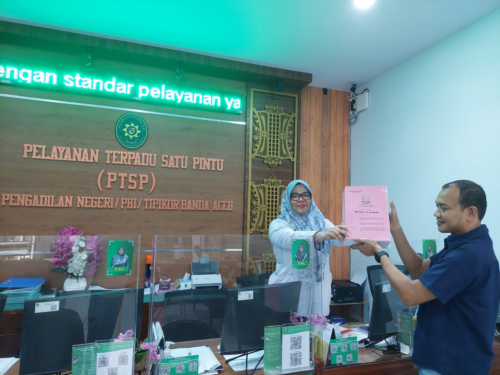 Kasi Pidana Khusus Kejari Kota Langsa Muhammad Razi menyerahkan berkas ke Pengadilan Negeri Tindak Pidana Korupsi (PN Tipikor), Banda Aceh, Senin 10 Juni 2024 [Foto: Marwan]