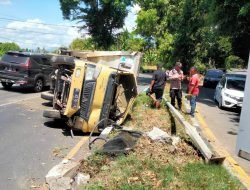 Hilang Kendali, Mobil Box terbalik di Lambaro