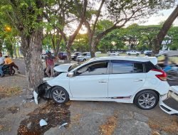 Hindari Tabrakan dengan Mobil Lain, Toyota Yaris Tabrak Pohon Asam