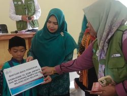 Ketua TP-PKK Aceh Selatan Serahkan Biaya Pendidikan di Gampong Sapik