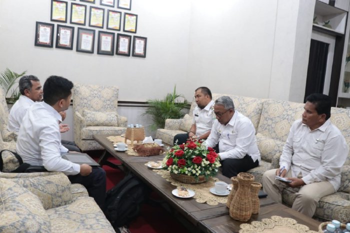 Pj Bupati Muhammad Iswanto didampingi Asisten I Sekdakab Farhan AP dan Kadis Pertanahan Aceh Besar Fuadi Akhmad menerima audiensi Kepala Kantor Pertanahan Kabupaten Aceh Besar, bertempat gedung Dekranasda Gp Gani, Kecamatan Ingin Jaya, Aceh Besar,