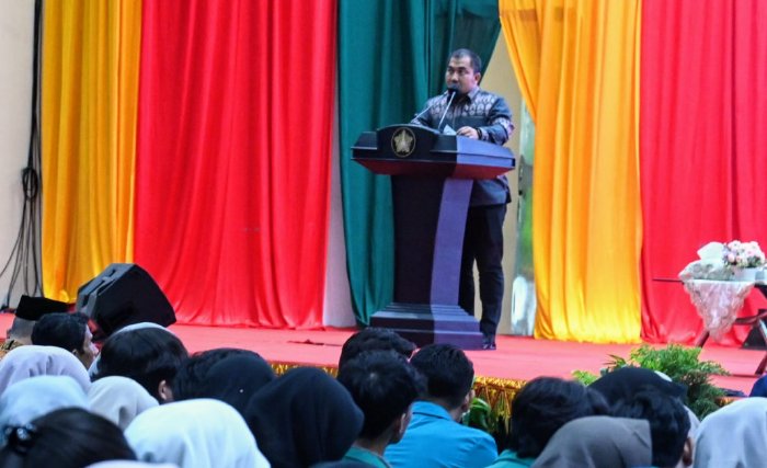 Pj Bupati Aceh Besar, Muhammad Iswanto, S.STP MM memberikan pemaparan Profil dan Potensi Kabupaten Aceh Besar pada Pembekalan Kuliah Kerja Nyata (KKN), di Ruang Hall ACC Dayan Dawood, USK Darussalam, Banda Aceh, Sabtu (22/06/2024).