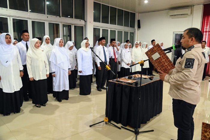 Pj Bupati Aceh Besar Muhammad Iswanto SSTP MM melantik dan mengambil sumpah sejumlah Kepala Sekolah dan Pengawas Sekolah di Aula Dekranasda, Gampong Gani, Aceh Besar, Rabu (24/07/2024).